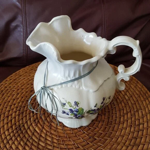 ARNELS ERA 1975 OFF WHITE PITCHERCERAMIC COLLECTABLE RARE 71/2 IN"